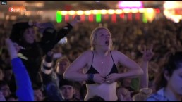 Boob flashing during Tenacious D Fuck Her Gently at Rock Am Ring 2016
